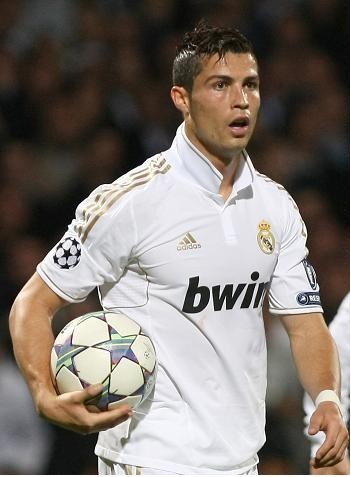 尼在接受采 尼在接受采